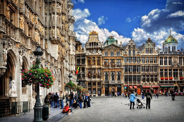 Гранд-Плас — историческая площадь в центре Брюсселя, один из важнейших туристических объектов города. Здесь расположены две важнейшие достопримечательности — ратуша и Хлебный дом или Дом короля. Ансамбль рыночной площади Брюсселя внесён в список Всемирного наследия ЮНЕСКО.