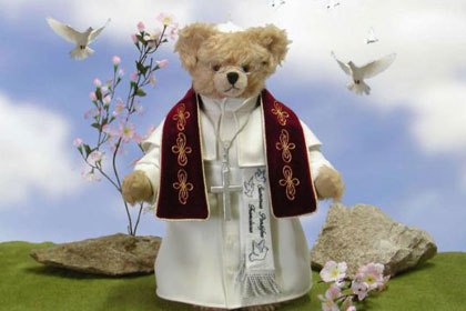 В Германии выпустили плюшевого медвежонка — папу Римского