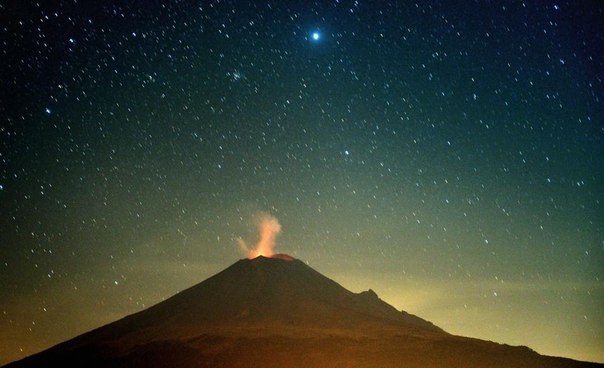 Вулкан Попокатепетль в звездную ночь с 26 на 27 апреля 2012 года.