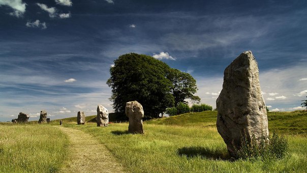 Эйвбери (англ. Avebury) — относящийся к эпохам позднего неолита и ранней бронзы культовый объект, состоящий из мегалитических гробниц и святилищ. Находится в графстве Уилтшир, в Англии.