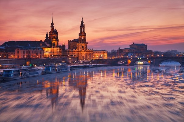 Дрезден — город в Германии, административный центр Саксонии, на реке Эльбе примерно в двадцати километрах от границы с Чехией.