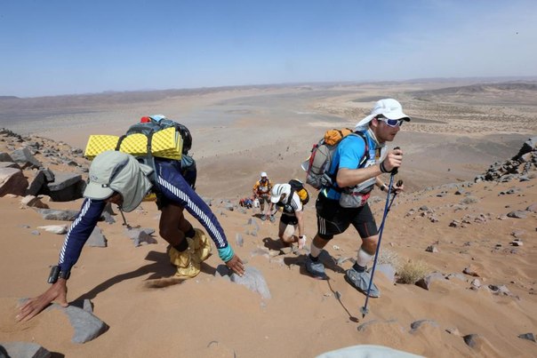 В марокканской части Сахары вот уже в 28-й раз начался «Марафон песков» (Marathon des Sables) — самый сложный на Земле марафон. К участию в нем допускают лишь спортсменов с серьезным опытом соревнований на выживание (Ironmen, например). 1024 мужчины и женщины в возрасте от 20 до 76 лет за 7 дней должны пробежать, пройти или проползти 224 километра - фактически марафонскую дистанцию им нужно преодолевать каждый день. На пути их ждут пески, горы, палящее солнце и бесконечная усталость. Все, что дают организаторы — это питьевая вода в неограниченном количестве. Все остальное (включая еду) каждый спортсмен несет на себе сам, причем вес «экипировки» не должен превышать 12 килограммов. Несмотря на то, что в марафоне принимают участие и россияне, а также жители республик бывшего СССР, деления по национальному признаку здесь нет - Marathon des Sables это личная история про то, как люди борются не только с пустыней, но и с самими собой.