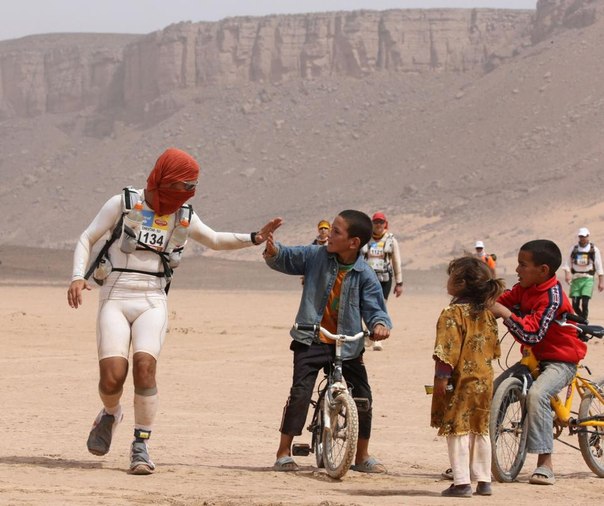 В марокканской части Сахары вот уже в 28-й раз начался «Марафон песков» (Marathon des Sables) — самый сложный на Земле марафон. К участию в нем допускают лишь спортсменов с серьезным опытом соревнований на выживание (Ironmen, например). 1024 мужчины и женщины в возрасте от 20 до 76 лет за 7 дней должны пробежать, пройти или проползти 224 километра - фактически марафонскую дистанцию им нужно преодолевать каждый день. На пути их ждут пески, горы, палящее солнце и бесконечная усталость. Все, что дают организаторы — это питьевая вода в неограниченном количестве. Все остальное (включая еду) каждый спортсмен несет на себе сам, причем вес «экипировки» не должен превышать 12 килограммов. Несмотря на то, что в марафоне принимают участие и россияне, а также жители республик бывшего СССР, деления по национальному признаку здесь нет - Marathon des Sables это личная история про то, как люди борются не только с пустыней, но и с самими собой.