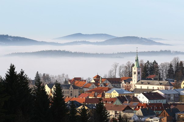 Вид на город Кашперске-Гори с Лисьей горы, Пльзенский край, Чехия.