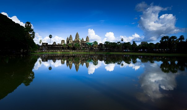 Ангкор-Ват — гигантский храмовый комплекс, посвящённый богу Вишну, в Камбодже. Является крупнейшим из когда-либо созданных культовых сооружений и одним из важнейших археологических памятников мира.