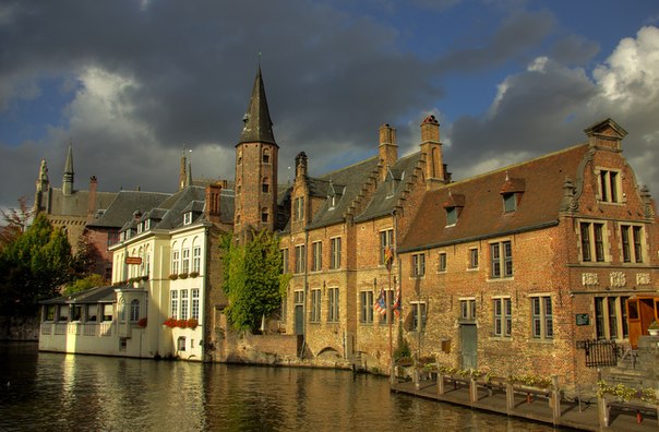 Брюгге - главный город бельгийской провинции Западная Фландрия. Один из самых живописных городов Европы.