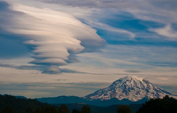 «Лентикулярное облако над стратовулканом Рейнир». Чудо природы.