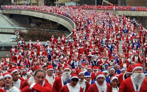 Ежегодный забег Санта-Клаусов "Santa Dash" в Ливерпуле, Великобритания.