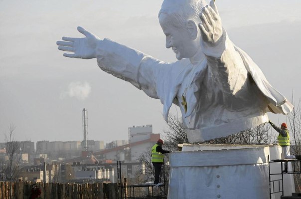 В городе Ченстохова на юге Польши установливают самую большую в мире статую папы Римского Иоанна Павла II.