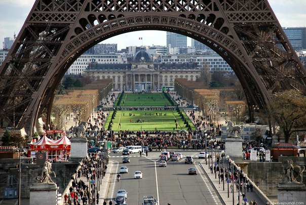 Эйфелева башня – пожалуй, самая узнаваемая достопримечательность Парижа. Однако мало кто знает, что построенная в 1887 году башня задумывалось как временное сооружение – служила входной аркой Парижской Всемирной выставки 1889 года. Предполагалось что через 20 лет, башню разберут.