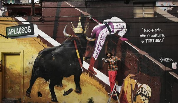 Бразильский художник Эдуардо Кобра, протестуя против корриды, нарисовал граффити на своем доме с лозунгом: «Это не искусство, не культура, это пытка!».