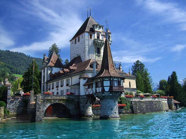 Замок Шпиц и озеро Тун, Швейцария.