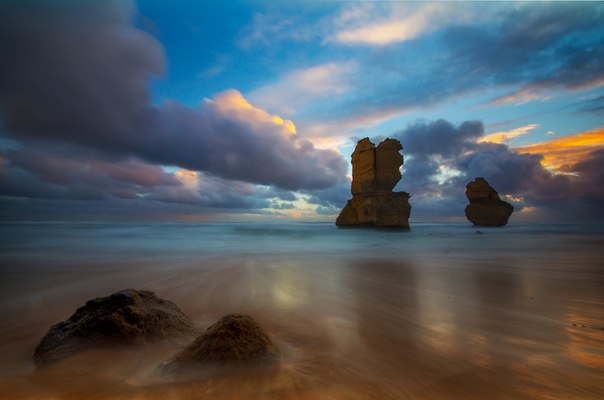 Двенадцать апостолов — группа известняковых скал в океане возле побережья в Национальном парке Порт-Кемпбелл, расположенных на т. н. Большой океанской дороге в австралийском штате Виктория.