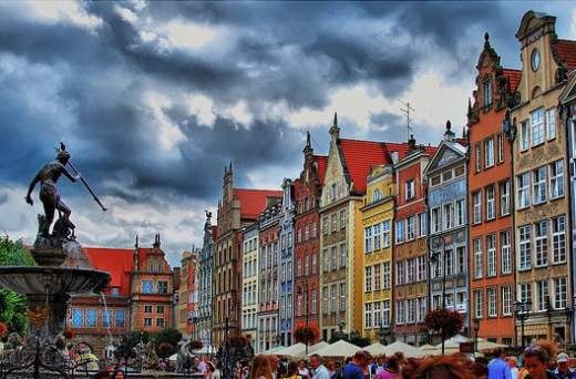 Рыночная площадь в средневековом Гданьске,одном из крупнейших польских городов.Фонтан Нептуна на площади - символ Гданьска.