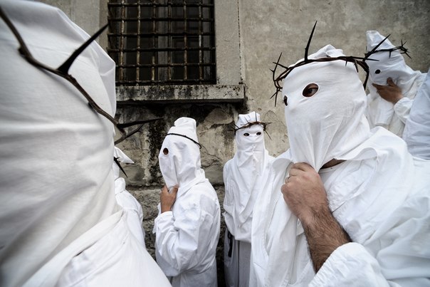 Традиционное шествие кающихся грешников по улицам города. Сан Лоренцо Маджоре, Беневенто, Италия.