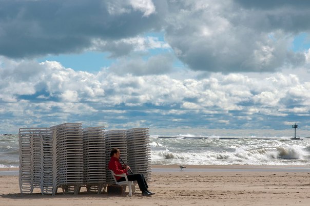 В День Труда в Чикаго стояла теплая ветреная погода, 2011 год. Пляж Oak Street Beach, Чикаго, штат Иллинойс.