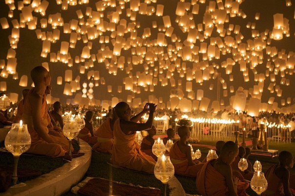 Потрясающий по своей красоте фестиваль бумажных фонариков Yee Peng проводится в Таиланде каждый ноябрь в день полнолуния. Традиционное празднование проходит в разных местах на севере страны, но самое масштабное мероприятие, на которое приезжают тысячи людей, проводится в Chiang Mai. Собравшиеся произносят молитвы богам, загадывают желание и под звуки музыки отпускают в небо свои фонарики, сделанные из ткани или рисовой бумаги.