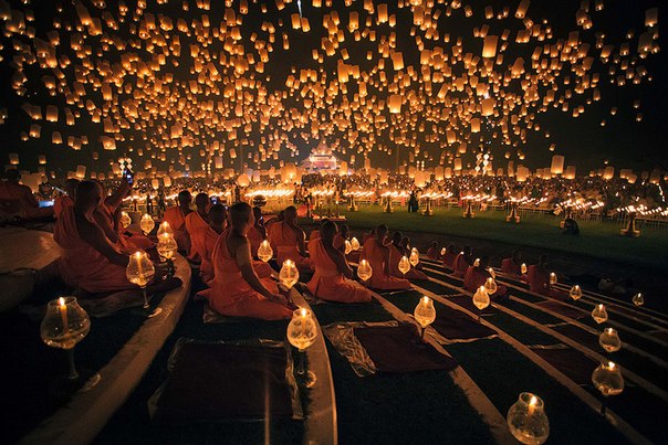 Потрясающий по своей красоте фестиваль бумажных фонариков Yee Peng проводится в Таиланде каждый ноябрь в день полнолуния. Традиционное празднование проходит в разных местах на севере страны, но самое масштабное мероприятие, на которое приезжают тысячи людей, проводится в Chiang Mai. Собравшиеся произносят молитвы богам, загадывают желание и под звуки музыки отпускают в небо свои фонарики, сделанные из ткани или рисовой бумаги.