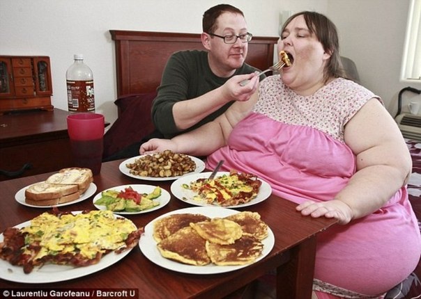 Самая толстая женщина в Британии, 33-летняя Сьюзен Эман, весит  всего-навсего” 343 килограмма. Сьюзан мечтает достигнуть своей цели, поставленной в прошлом году, а именно –  стать самой толстой женщиной за всю историю человечества”. Помочь ей в этом готов её 35-летний жених Паркер Кларк, который работает шеф-поваром.