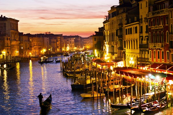 Гранд-канал — самый известный канал Венеции, при этом каналом в строгом понимании не является: это не искусственно прорытое сооружение, а бывшая мелкая протока между островами лагуны одним из которых является Риальто.