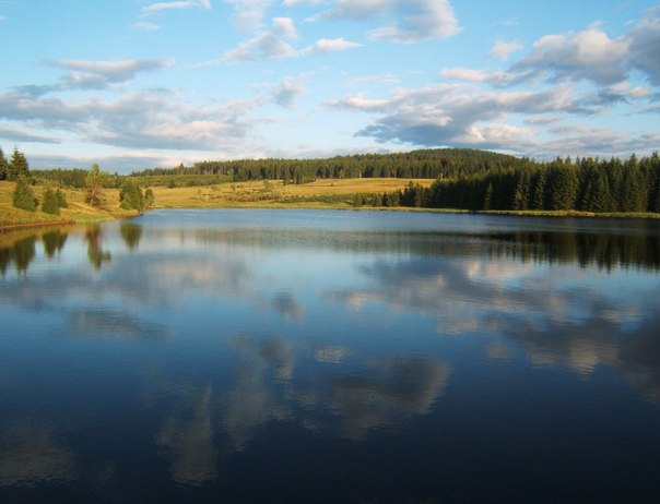Озеро в Рудных горах в Чехии недалеко от городка Божий Дар.