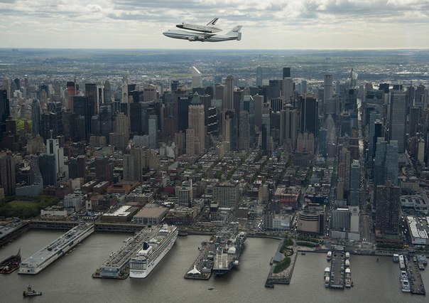 Шаттл  Энтерпрайз” транспортируется на самолете в Музей авиации и космонавтики, Нью-Йорк, 27 апреля 2012 года.