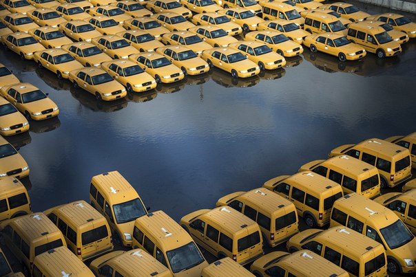 Новые автомобили такси стоят на стоянке в Нью-Джерси после прошедшего здесь урагана  Сэнди”