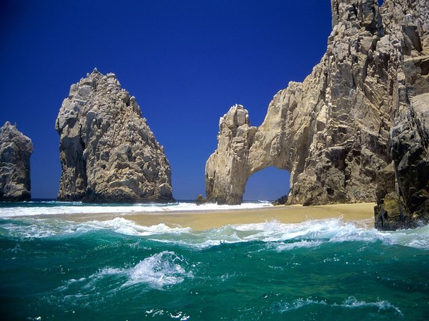 Кабо-Сан-Лукас, Мексика. Природная арка на границе Калифорнийского залива и Тихого океана.