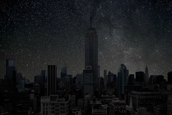 Жители крупных городов не видят красоту звездного неба не только из-за атмосферного загрязнения, но и, по большей части, из-за светового загрязнения. Мощное освещение мегаполиса осветляет небо, на котором звезды просто теряются. Французский фотограф Тьерри Коэн (Thierry Cohen) создал необычную серию фотографий, на которых можно увидеть, как будет выглядеть звездное небо над известными городами.
