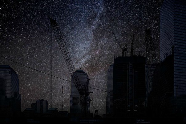 Жители крупных городов не видят красоту звездного неба не только из-за атмосферного загрязнения, но и, по большей части, из-за светового загрязнения. Мощное освещение мегаполиса осветляет небо, на котором звезды просто теряются. Французский фотограф Тьерри Коэн (Thierry Cohen) создал необычную серию фотографий, на которых можно увидеть, как будет выглядеть звездное небо над известными городами.