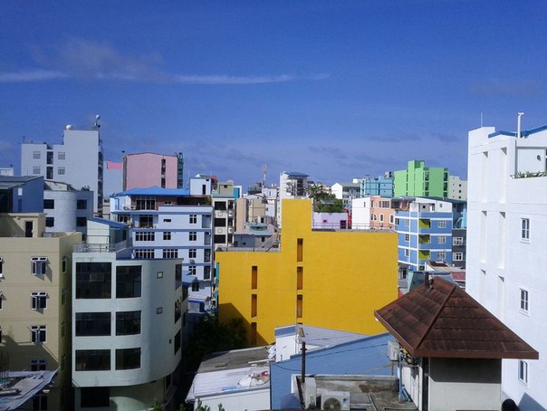 Мале — столица и крупнейший город Мальдивской республики. Он расположен на одноименном острове, на атолле Каафу. Население составляет около 100 000 человек. С древнейших времен здесь располагалась королевская резиденция.