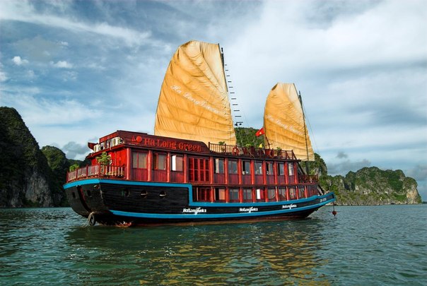 Джонка в бухте Халонг Бэй, Вьетнам