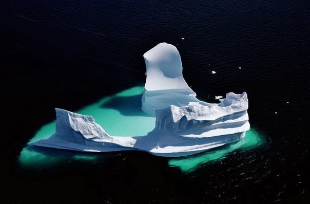 Тающий айсберг в гренландском фьорде Унарток