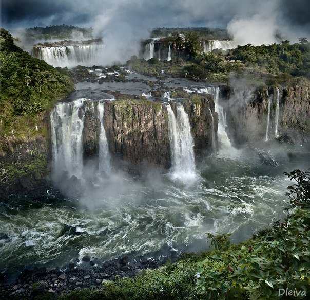 Водопады Игуасу — комплекс водопадов на реке Игуасу, расположенный на границе Бразилии (штат Парана) и Аргентины (провинция Мисьонес). Водопады находятся на границе аргентинского и бразильскогонациональных парков «Игуасу». Оба парка были включены в список Всемирного наследия ЮНЕСКО (в 1984 и 1986 годах, соответственно). В 2011 году по результатам всемирного конкурса водопады Игуасу были признаны одним из семи природных чудес мира.