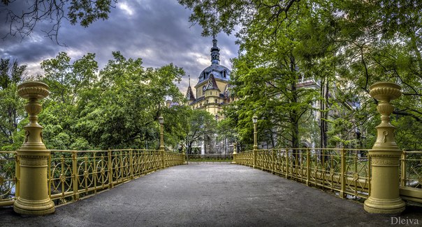 Замок Вайдахуняд — замок в парке Варошлигет, в Будапеште, Венгрия. Замок строился с 1896 по 1908 год по проекту архитектора Игнаца Альпара.