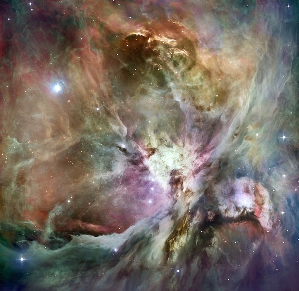 Изображение туманности Ориона, скомбинированное из двух снимков, сделанных телескопами «Хаббл» и «Спитцер» с разной контрастностью.