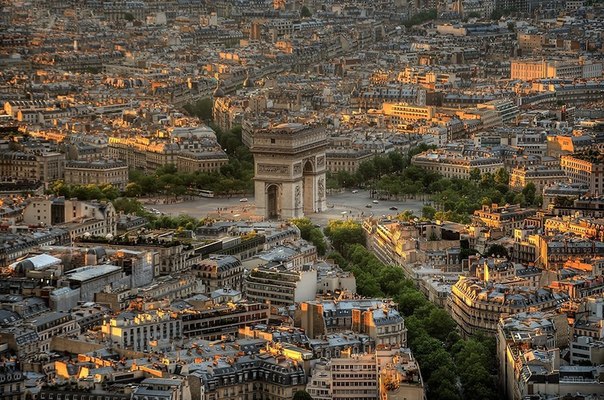 Знаменитая Триумфальная арка на площади Шарля де Голля, Париж.