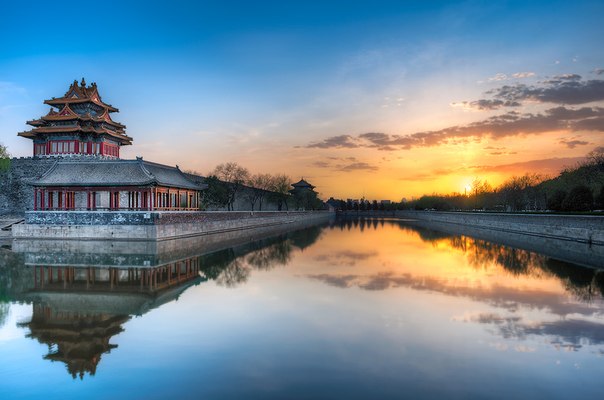Северная стена Запретного города - самого обширного дворцового комплекса в мире, главного дворцового комплекса китайских императоров с XV по начало XX века.