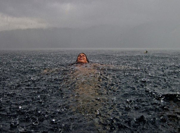 «Моя сестра купается в озере на юге Чили. Мы сидели у камина в своем доме у озера, как вдруг начался ливень. Мне пришлось войти в воду, чтобы сделать этот снимок!» 