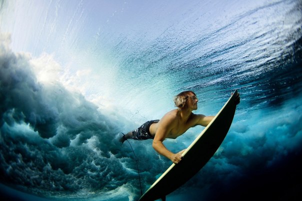Сёрфер ныряет на внешнем рифе у берегов Фиджи.