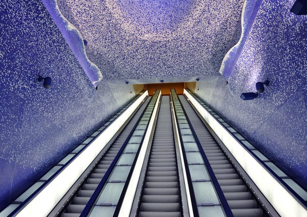 Станция метро Toledo стала очередным произведением искусства под землей Неаполя. Архитектор Оскар Тускетс Бланка "рассыпал" по станции мозаику bisazza и подобрал такую систему освещения, что пассажирам кажется, будто они попадают то ли под купол звездного неба, то ли в мерцающий океан, то ли в снежное королевство. Toledo открылась в сентябре 2012 года и стала одной из самых глубоко заложенных линий метрополитена в мире. Станция в шаговой доступности от морского порта Неаполя.