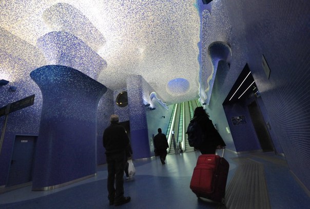 Станция метро Toledo стала очередным произведением искусства под землей Неаполя. Архитектор Оскар Тускетс Бланка "рассыпал" по станции мозаику bisazza и подобрал такую систему освещения, что пассажирам кажется, будто они попадают то ли под купол звездного неба, то ли в мерцающий океан, то ли в снежное королевство. Toledo открылась в сентябре 2012 года и стала одной из самых глубоко заложенных линий метрополитена в мире. Станция в шаговой доступности от морского порта Неаполя.