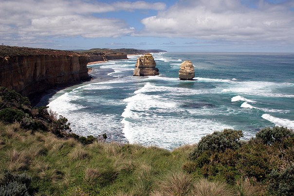 Скалы 12 апостолов расположились на юго – востоке побережья Австралии. Огромнейшие утесы из известняка находятся в национальном парке под названием Порт Кемпбелл, в штате Виктория 