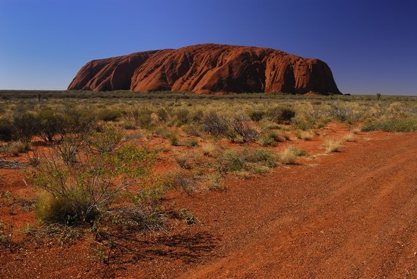 Улуру (Айерс-Рок) — сформировавшаяся около 680 миллионов лет назад в Австралии массивная оранжево-коричневая скала овальной формы.