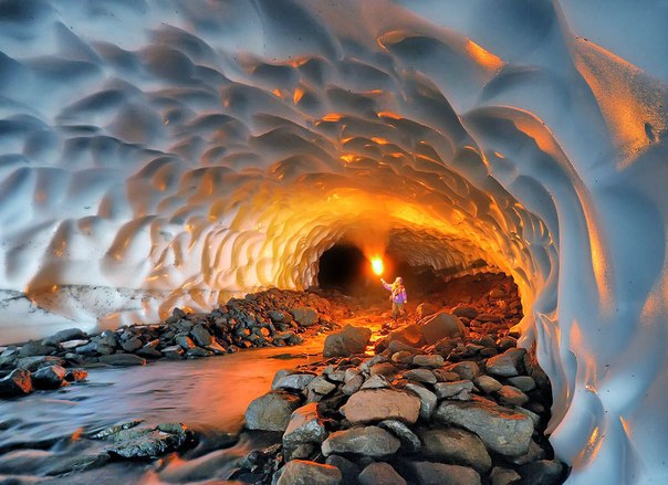 Снежный туннель возле Мутновского вулкана, Камчатка. Лишь к концу лета снежники в глубоких оврагах протаивают и образуют подобные тоннели. Длина этого тоннеля около одного километра.