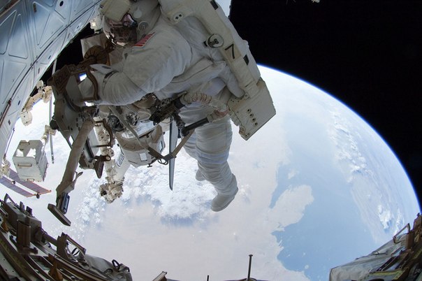 Космонавт НАСА Рон Гаран в открытом космосе. Справа Персидский залив. МКС, июль 2011.