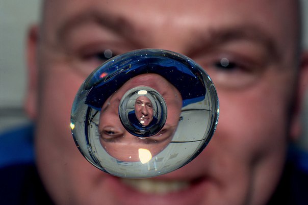 На фотографии антикапля — плёнка воздуха вокруг жидкости, которая получилось после того, как голландский космонавт Андре Кейперс ввёл пузырёк воздуха в каплю воды в условиях невесомости.