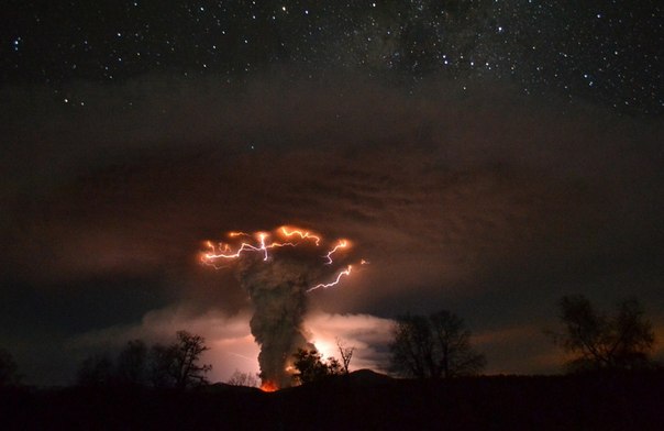 Необычное извержение вулкана Пуйеуэ, Чили.