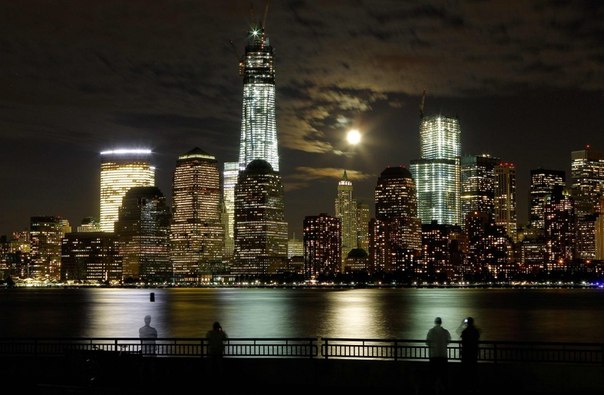 Луна сияет в небе над Манхэттеном, Нью-Йорк, США.