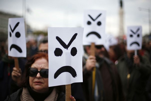 Демонстранты протестуют против мер жесткой экономии в Лиссабоне, Португалия.
